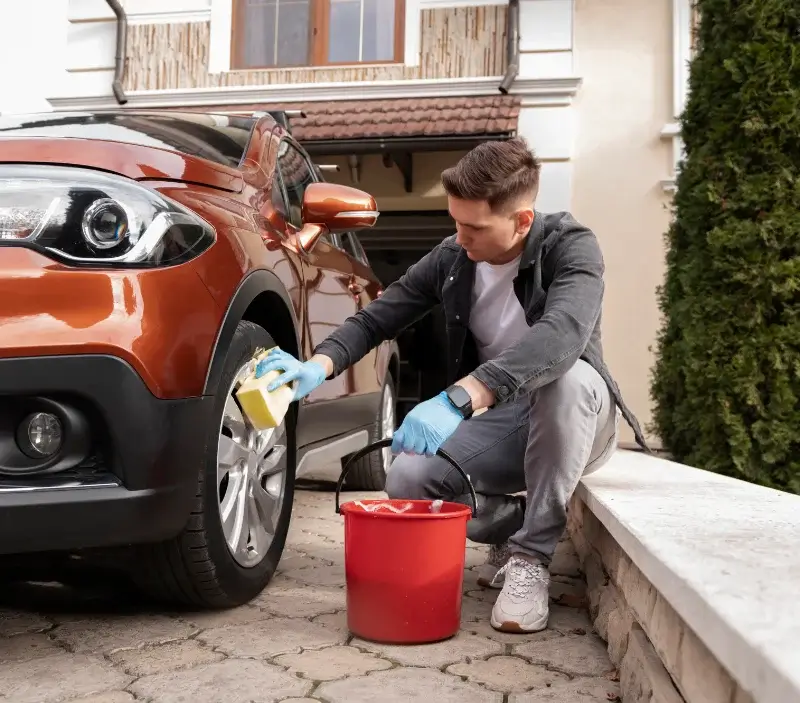 Lavage auto à domicile Saint-Germain-Nuelles : professionnel intervenant sur un véhicule